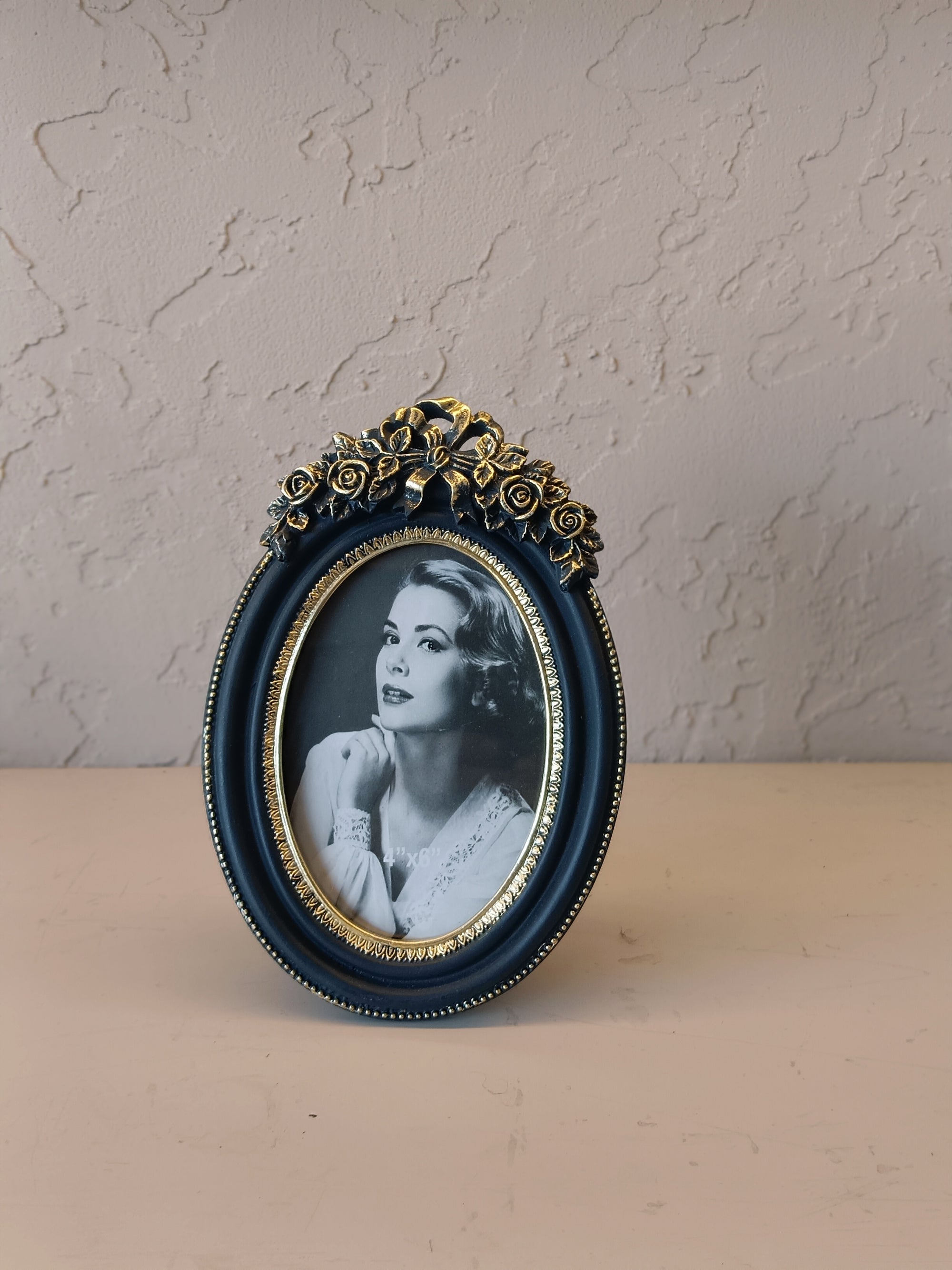 Timeless Bloom – Vintage Oval Photo Frame with Golden Floral Crown
