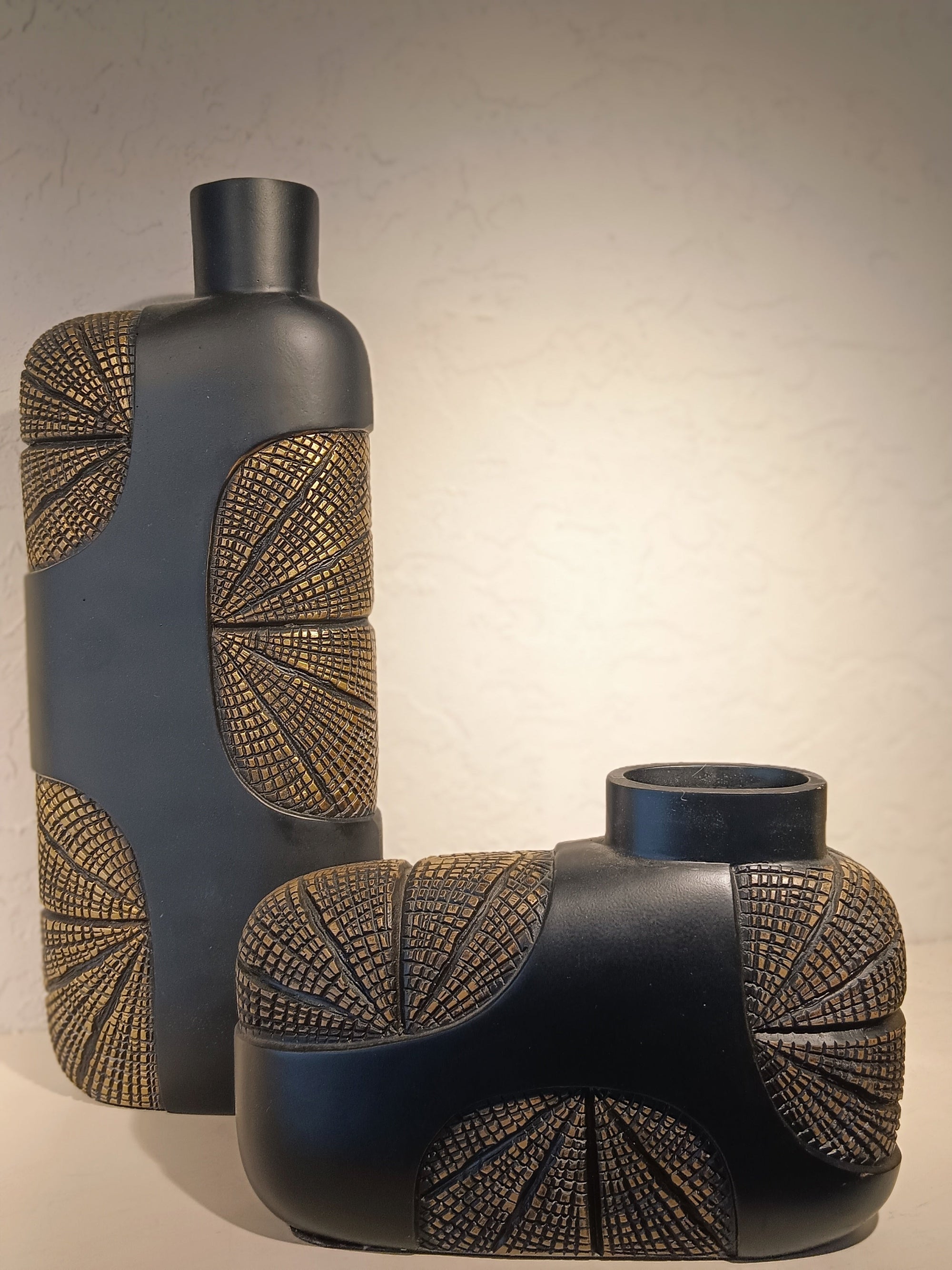 Elegant Vases With Bold Look And Geometric Designs