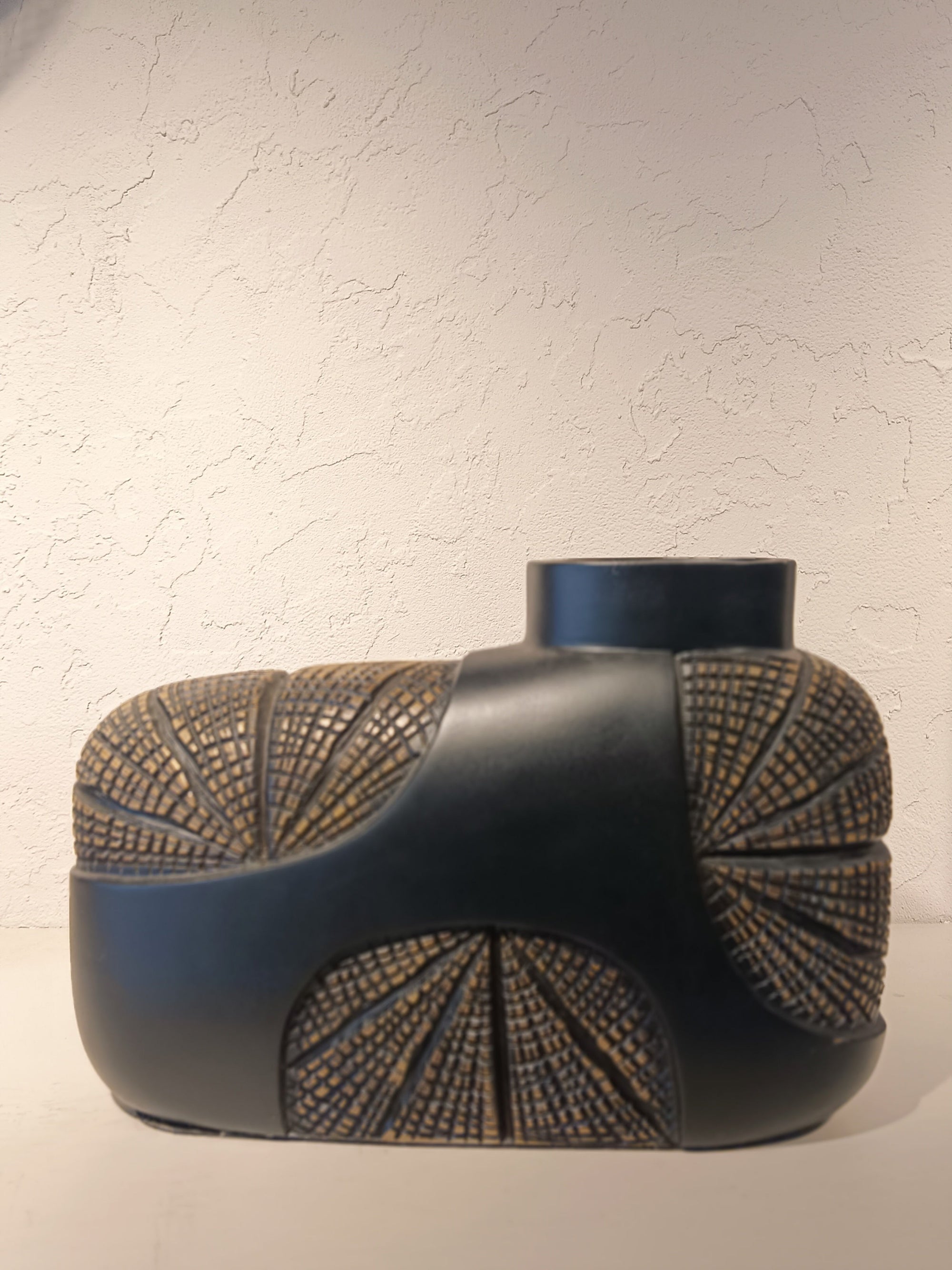 Elegant Vases With Bold Look And Geometric Designs
