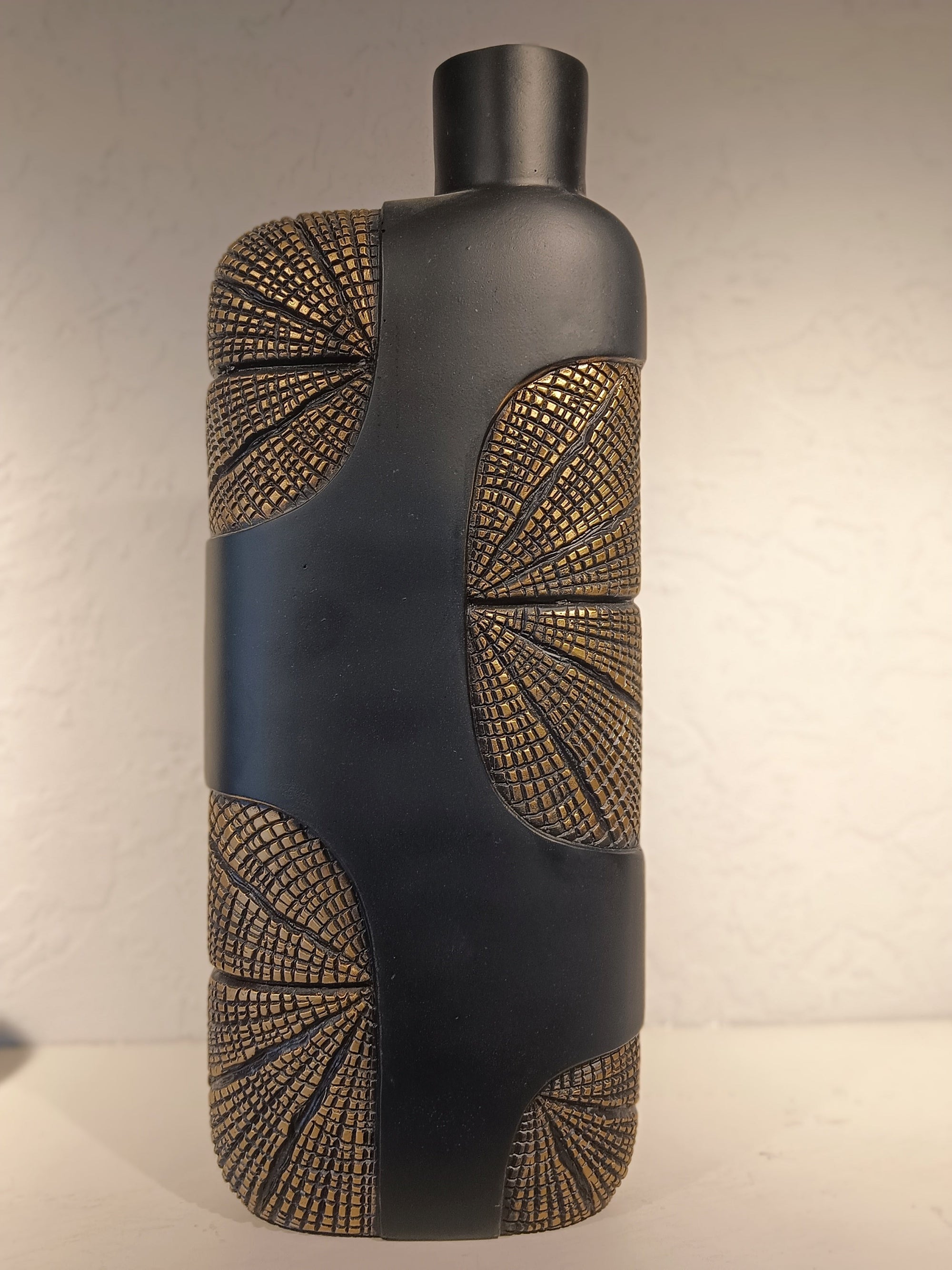 Elegant Vases With Bold Look And Geometric Designs
