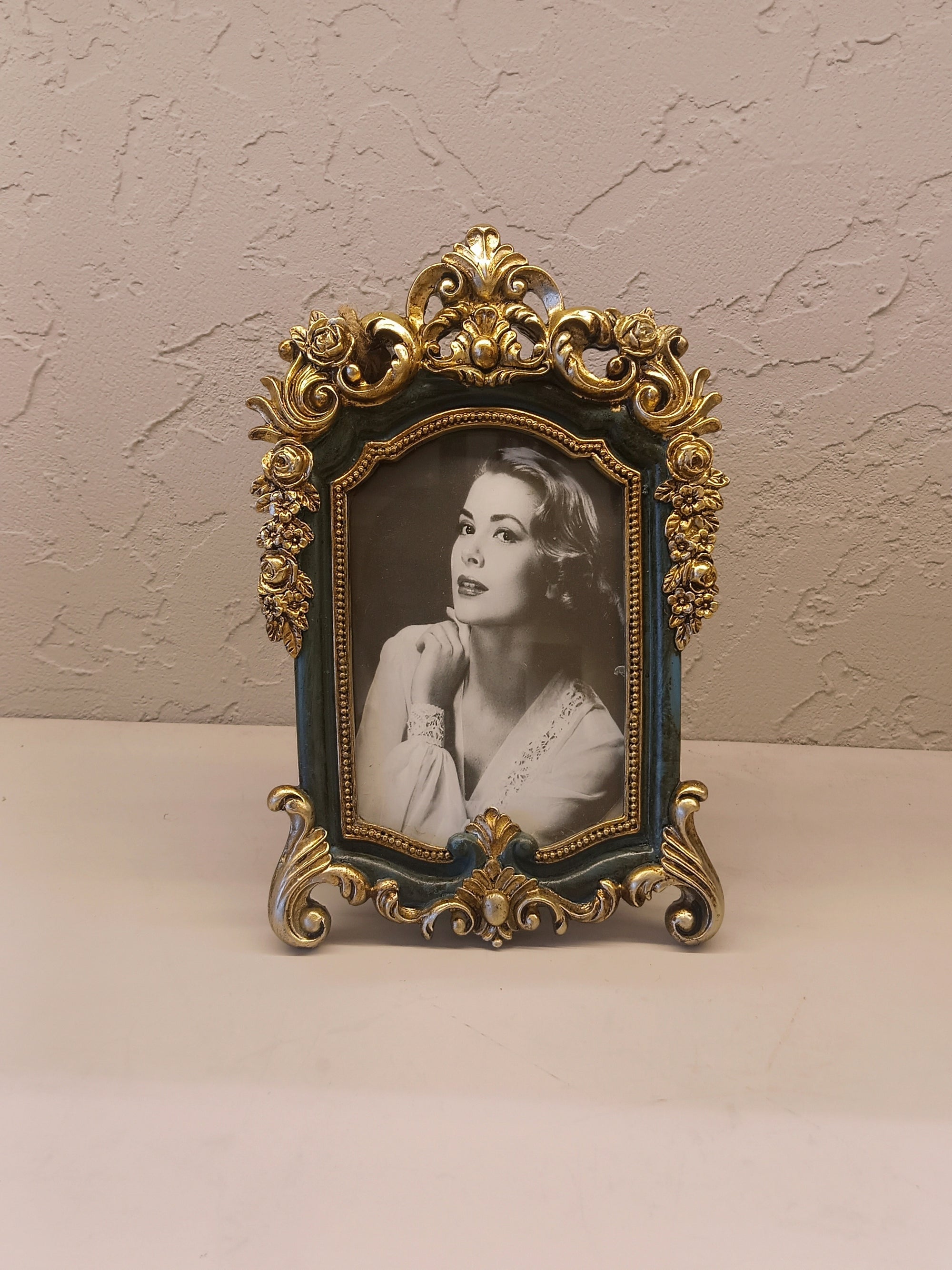 Luxurious Vintage Style Photo Frame With Antique Green Finish