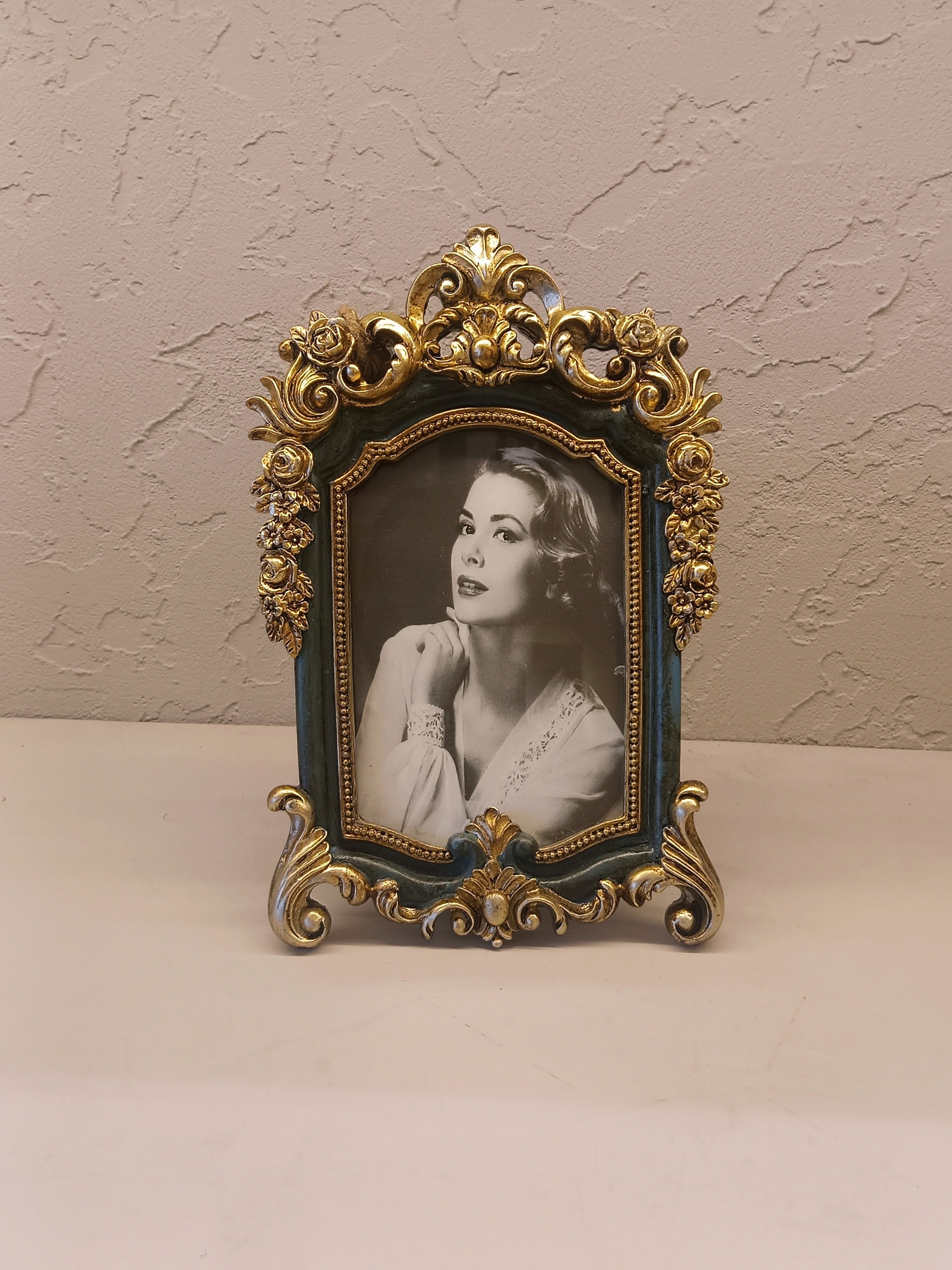 Luxurious Vintage Style Photo Frame With Antique Green Finish