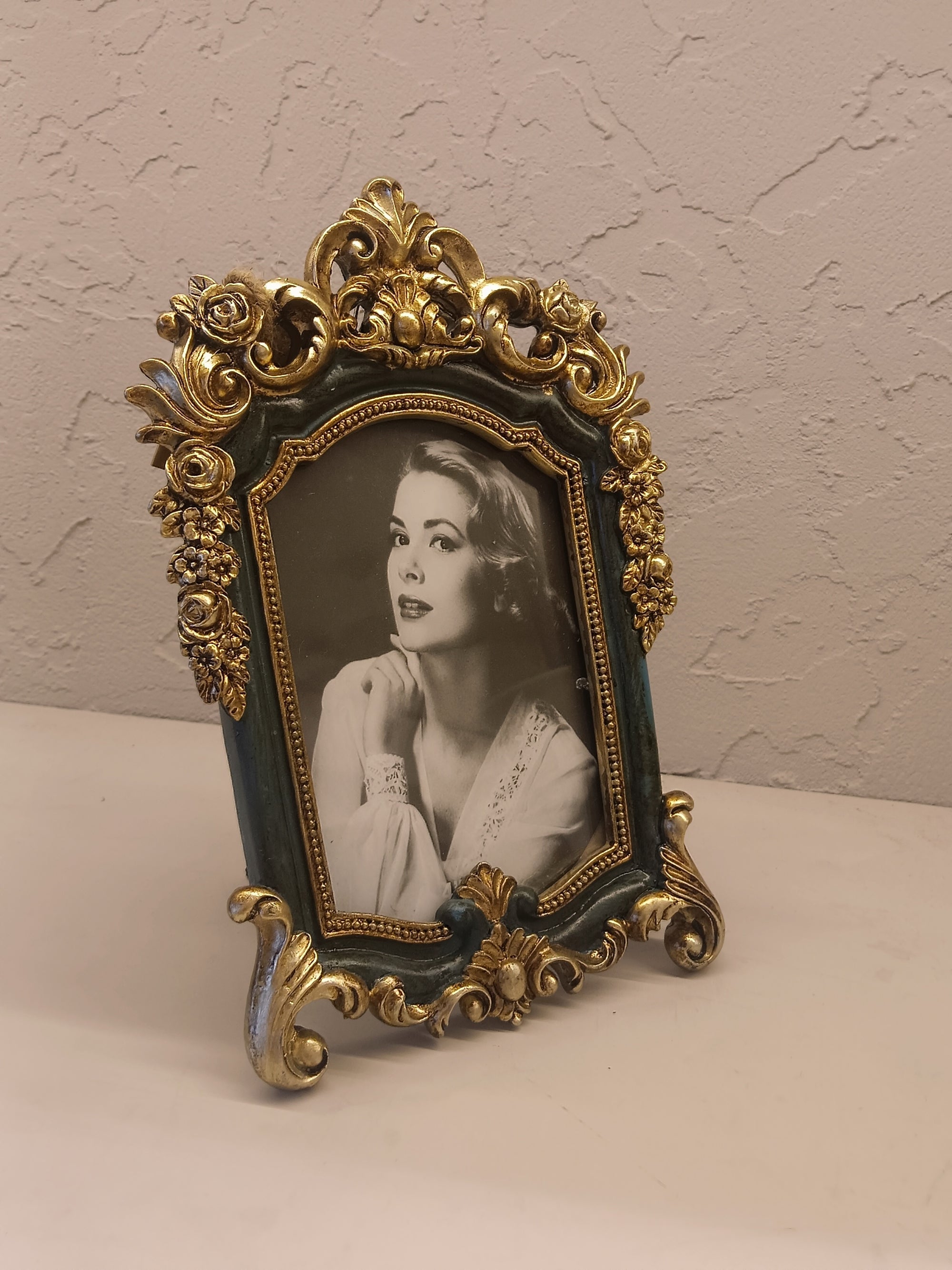 Luxurious Vintage Style Photo Frame With Antique Green Finish