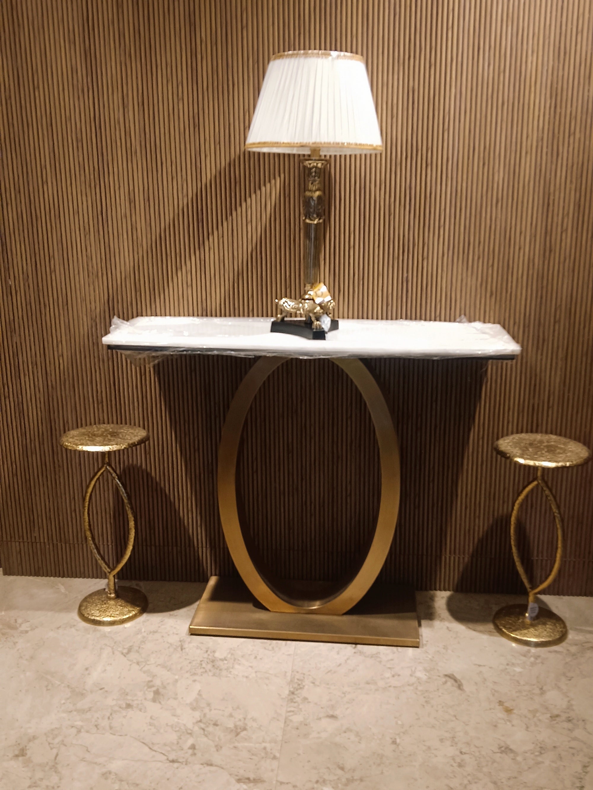 Elegant decorative table lamp with Vintage-Style Golden Metal Base
