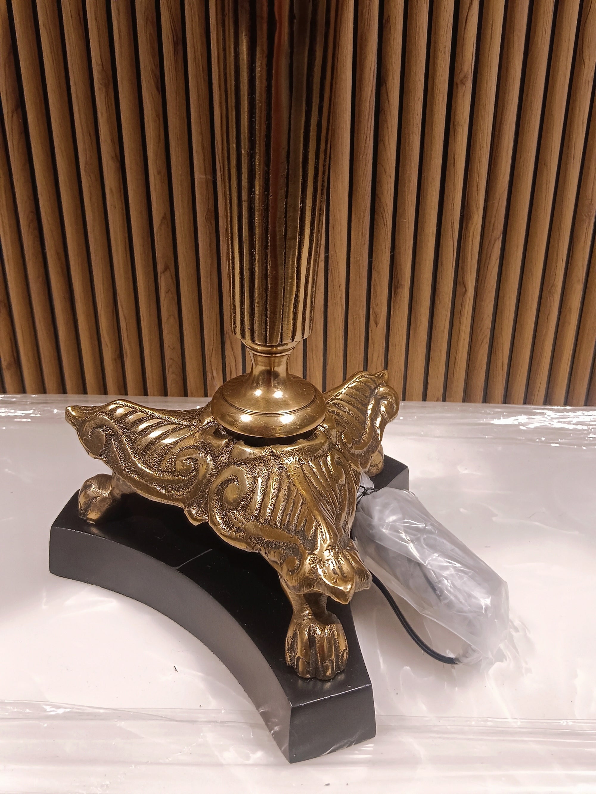 Elegant decorative table lamp with Vintage-Style Golden Metal Base