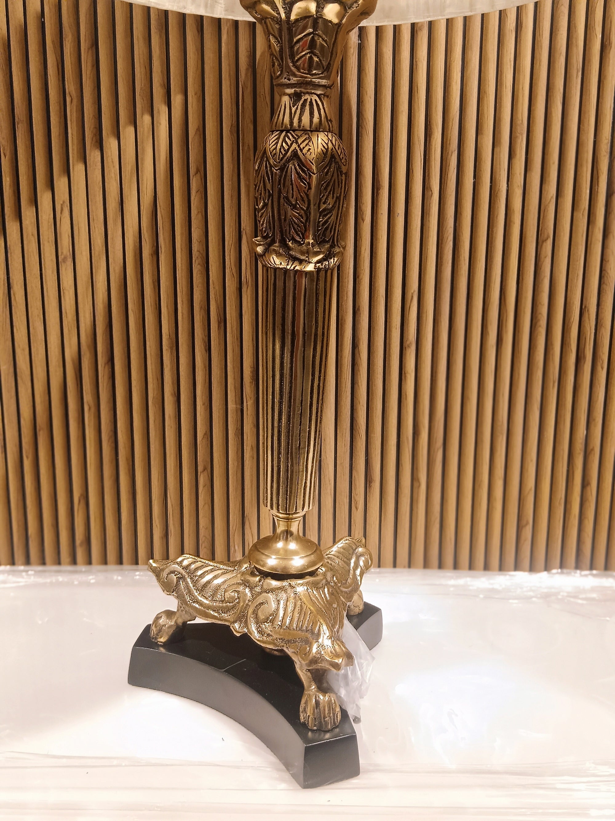 Elegant decorative table lamp with Vintage-Style Golden Metal Base