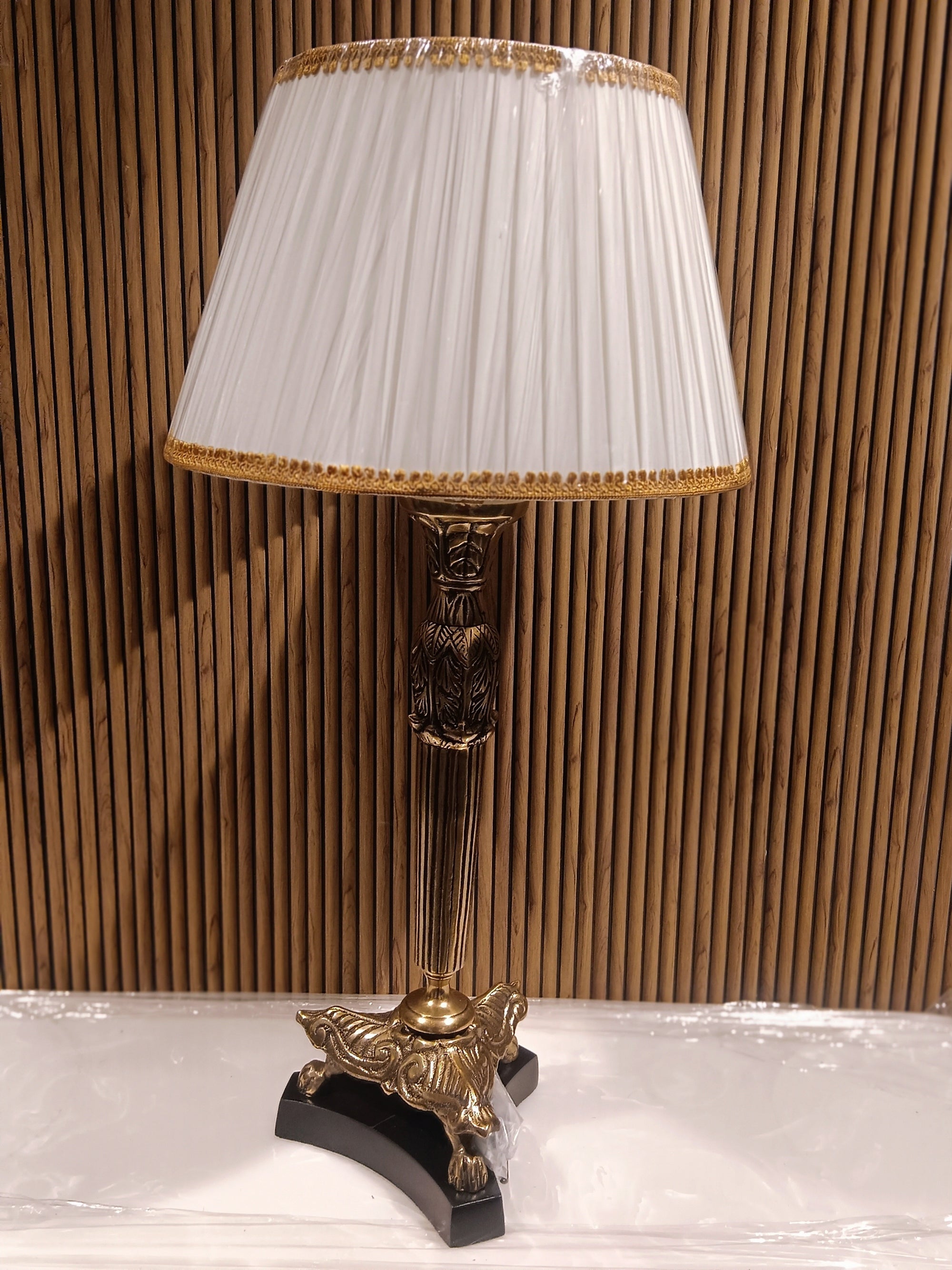 Elegant decorative table lamp with Vintage-Style Golden Metal Base