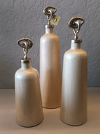 A STYLISH SET OF THREE CONTEMPORARY DECORATIVE VASES IN A GLOSSY BEIGE-CREAM TONE