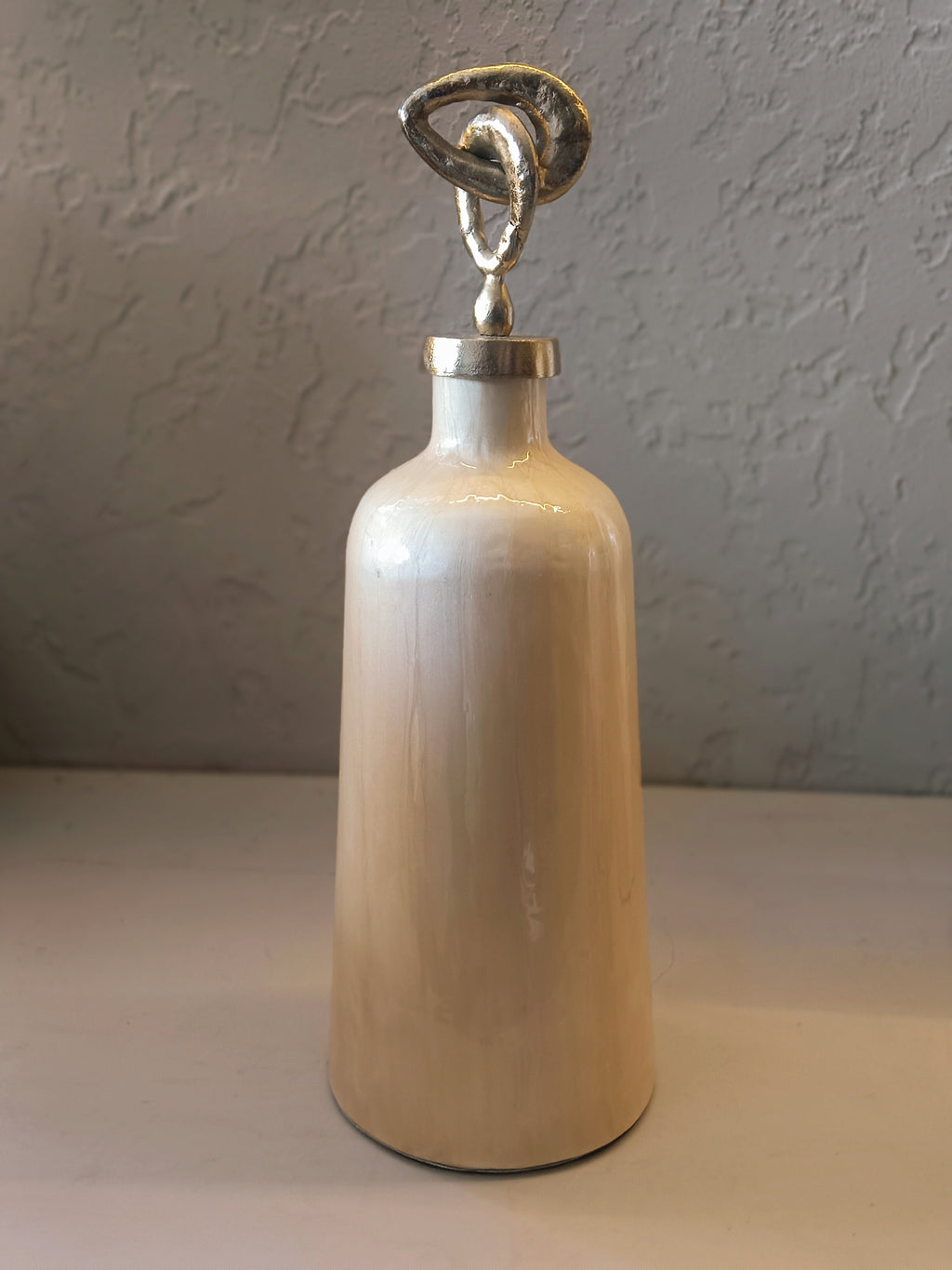 A STYLISH SET OF THREE CONTEMPORARY DECORATIVE VASES IN A GLOSSY BEIGE-CREAM TONE