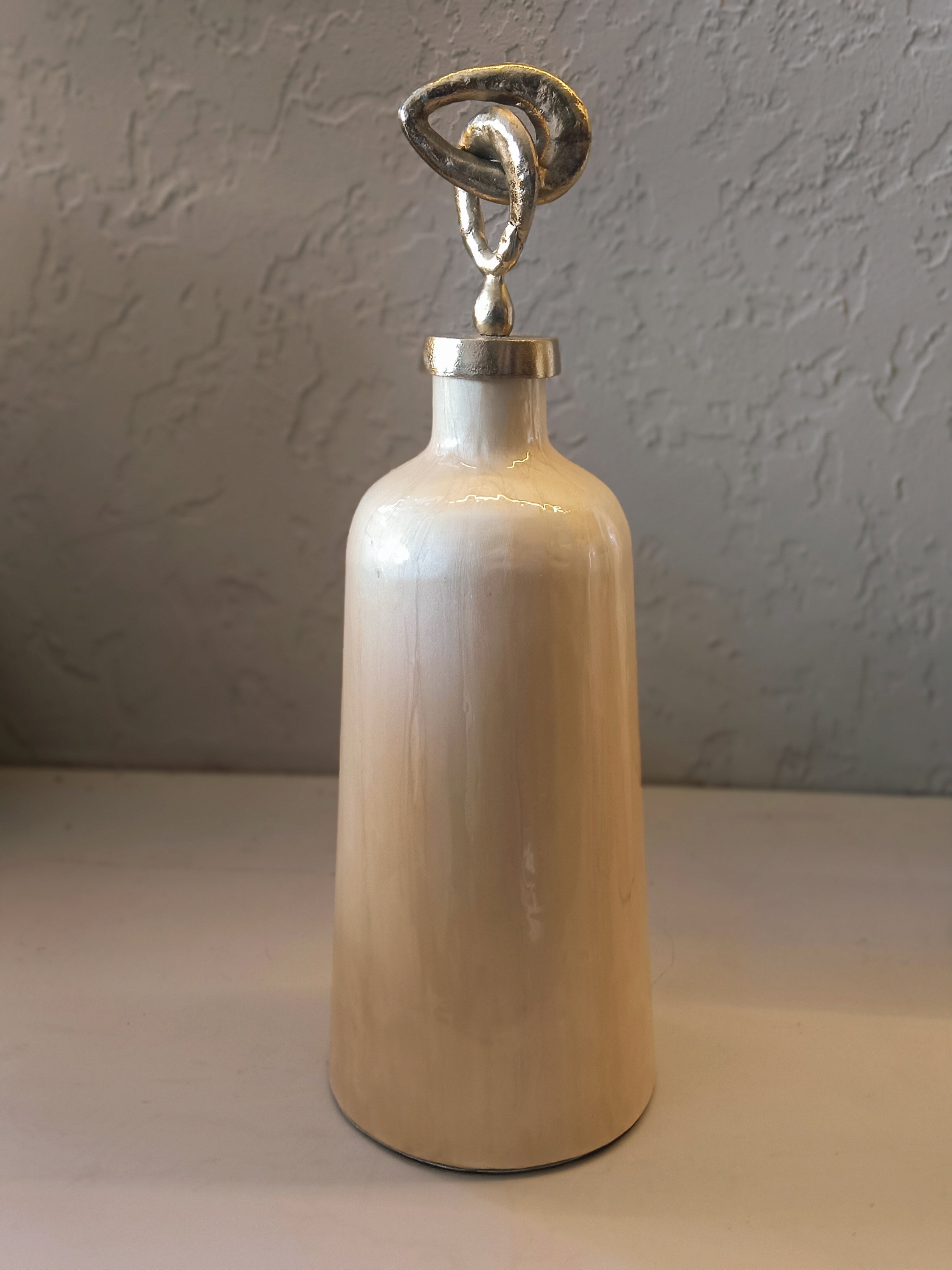 A STYLISH SET OF THREE CONTEMPORARY DECORATIVE VASES IN A GLOSSY BEIGE-CREAM TONE