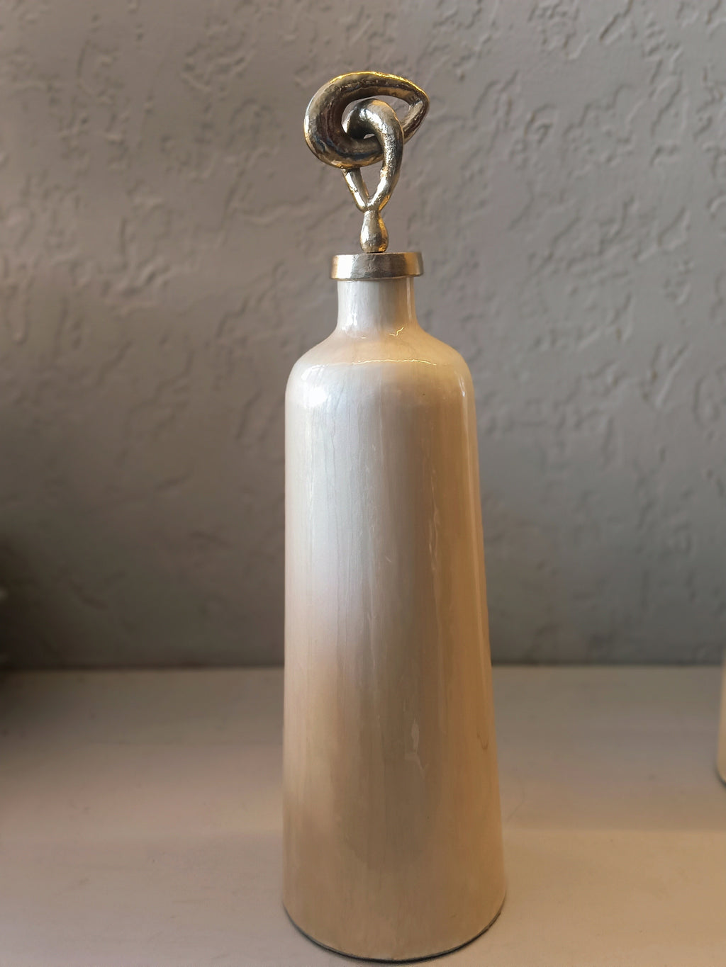 A STYLISH SET OF THREE CONTEMPORARY DECORATIVE VASES IN A GLOSSY BEIGE-CREAM TONE