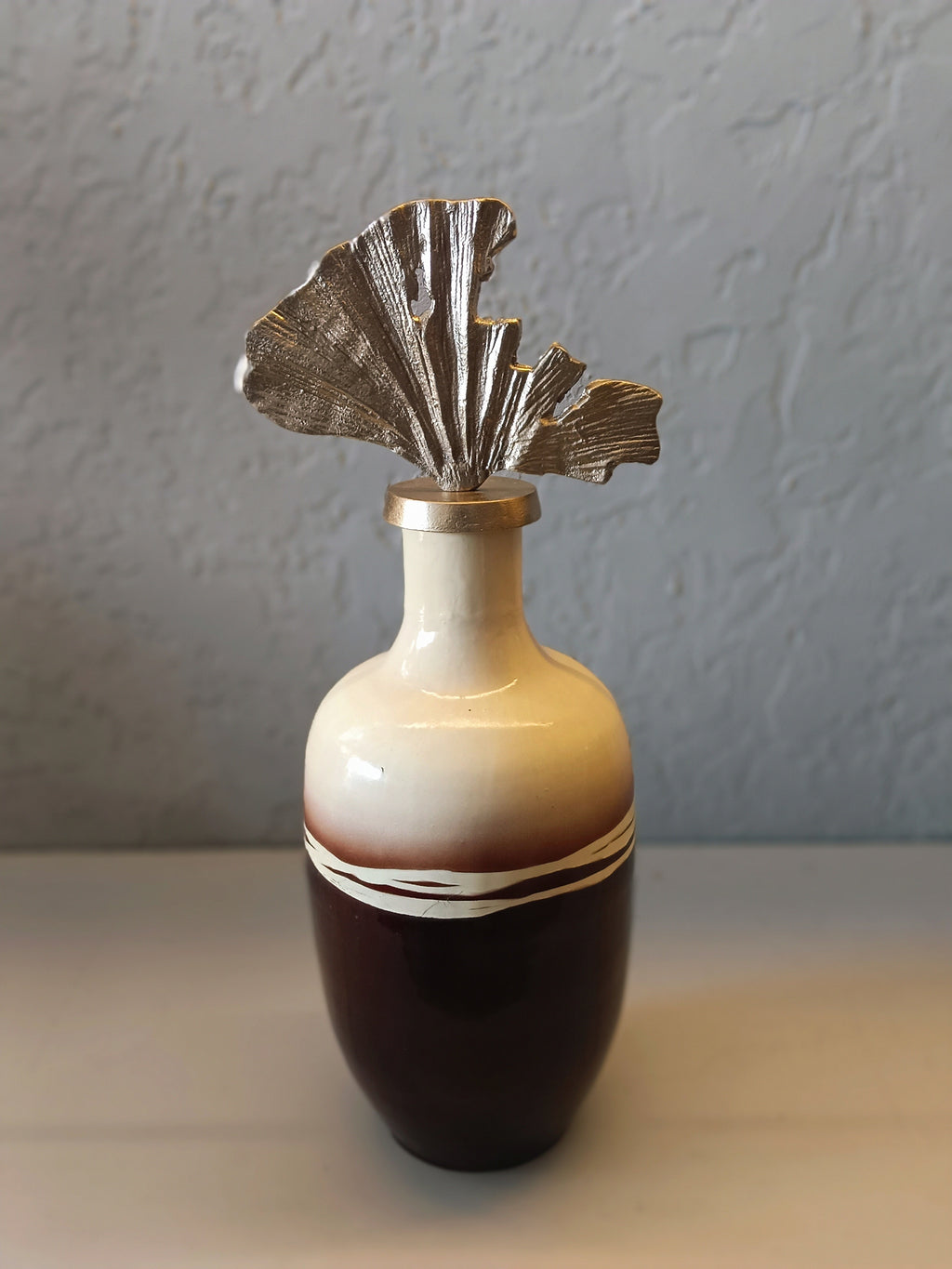 A PAIR OF ELEGANT DECORATIVE METAL VASES FEATURING A GLOSSY TWO-TONE FINISH